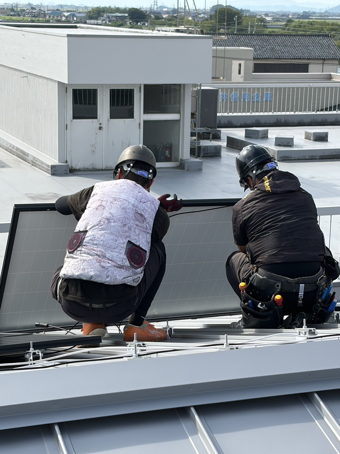 太陽光発電設備の設置作業を行う前田電気の技術者たち